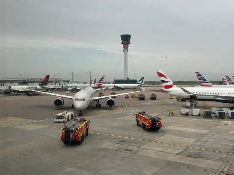 ▲英國倫敦希斯洛機場（Heathrow airport）今（6）日一輛Virgin 787班機與空中巴士A350在停機坪相撞，讓目擊的旅客嚇壞。（圖／翻攝自X）