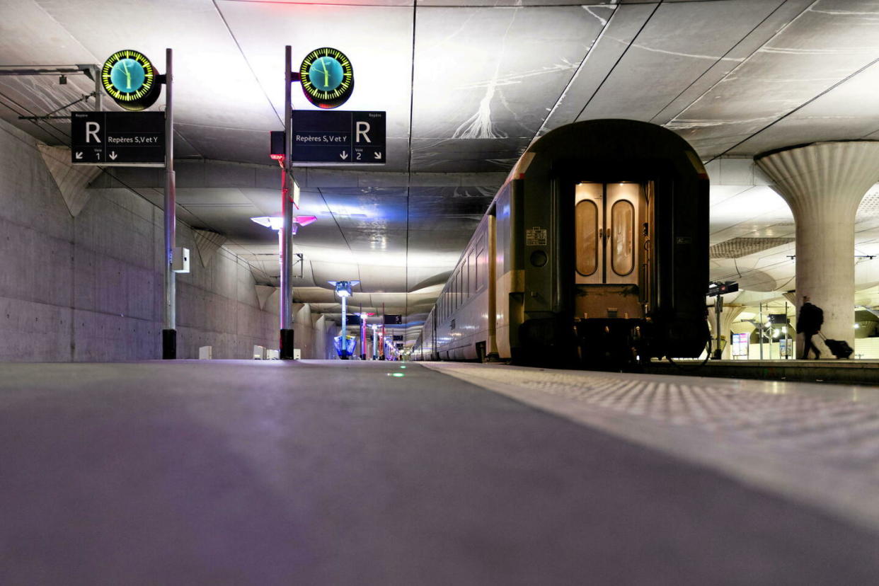 Lors de l'inauguration de la ligne nocturne Paris-Aurillac, gare d'Austerlitz à Paris le 10 décembre.    - Credit:JEANNE ACCORSINI/SIPA / SIPA  