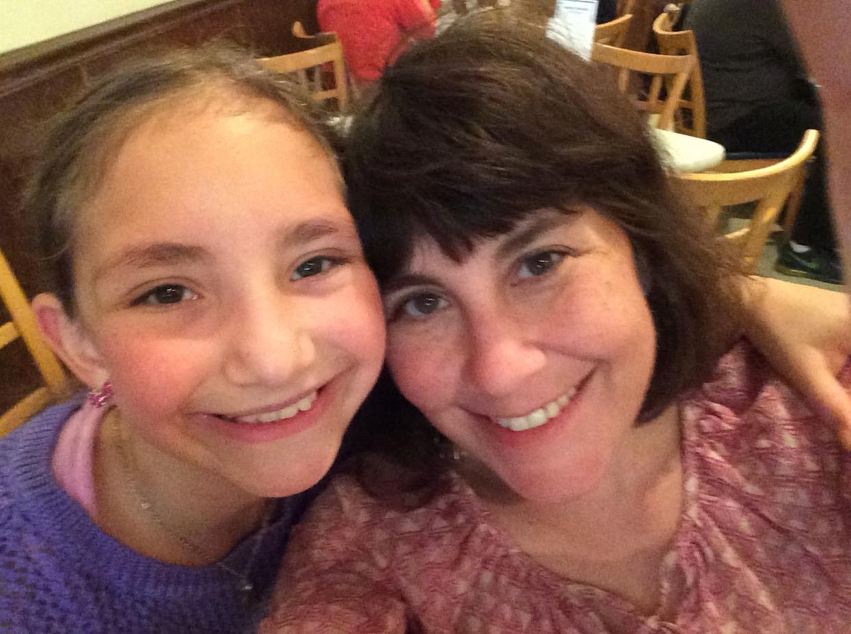 Debi Lewis and&nbsp;her daughter Sammi out to eat at one of their favorite local restaurants. (Photo: Courtesy of Debi Lewis)