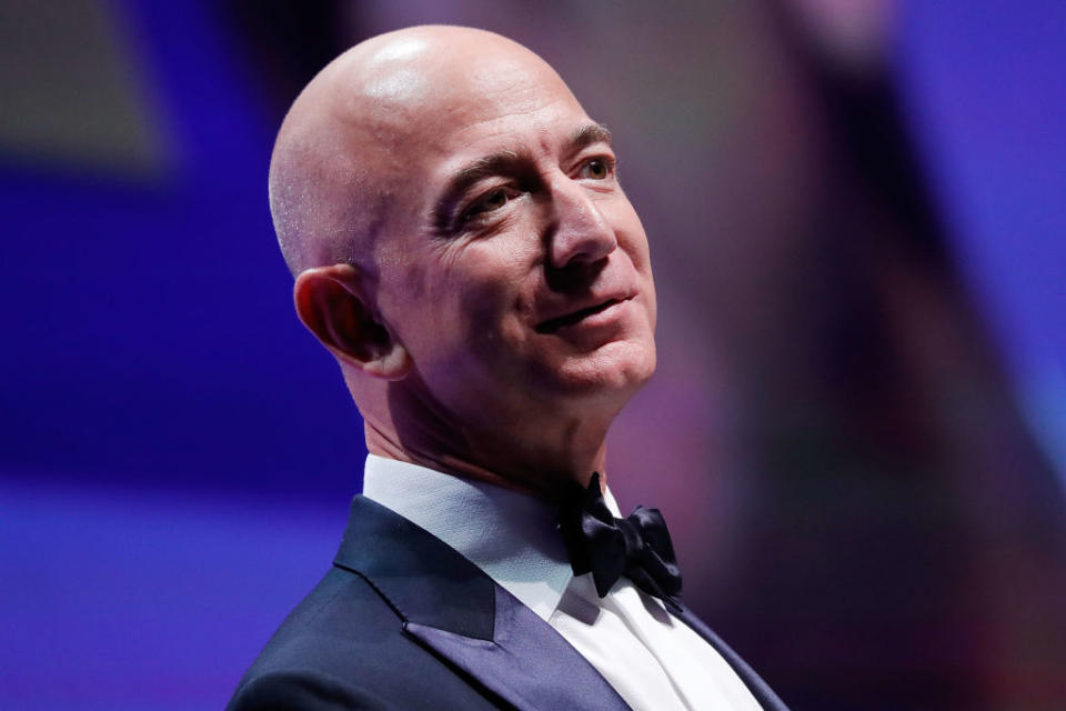 <p>Bezos litiga spesso con i sindacati, con i “maratoneti”, i dipendenti dei magazzini Amazon, che percorrono chilometri e chilometri al giorno tra le linee di distribuzione. La Commissione europea lo accusa di non pagare il dovuto al fisco. Lui, intanto, è sempre più ricco. </p>