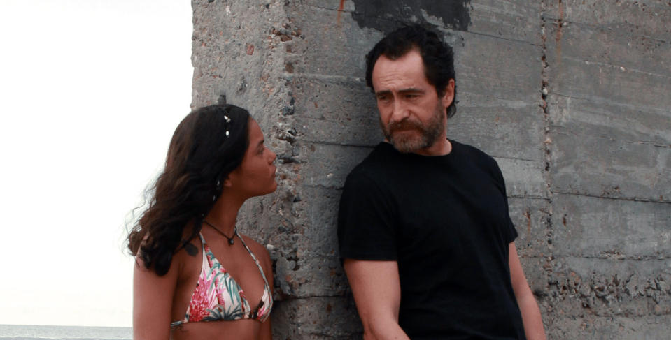 Demian Bichir, derecha, y Sasha González en una escena de "Danyka" una película de Michael Rowe, que se estrena el 26 de noviembre en México, en una imagen proporcionada por Videocine. (Videocine via AP)