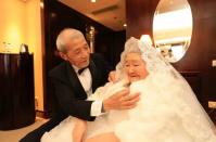 <p>Se trata de la pareja conformada por Liu Shixiu y su esposo Qiao Dewei, de 83 y 84 años, respectivamente, quienes decidieron vestirse aquella noche como si fuera su boda. </p>