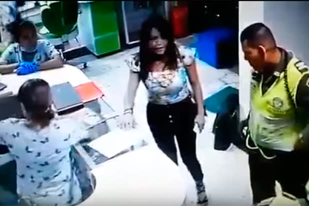 La mujer se habría sentido amenazada por la propietaria del salón de belleza y convocó a la Policia. Foto: YouTube