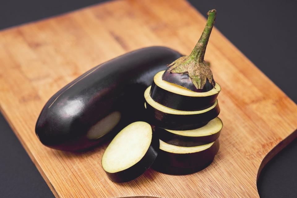 Wenn die Aubergine nach dem Kochen bitter schmeckt, dann haben Sie vermutlich vergessen, sie vorher zu entwässern. Damit es beim nächsten Mal besser klappt, schneiden Sie die Aubergine in Scheiben und bestreuen Sie diese anschließend mit Salz. Nach zehn bis 15 Minuten können Sie die Aubergine abwaschen und mit einem Küchentuch trocken tupfen. (Bild: iStock / okskukuruza)