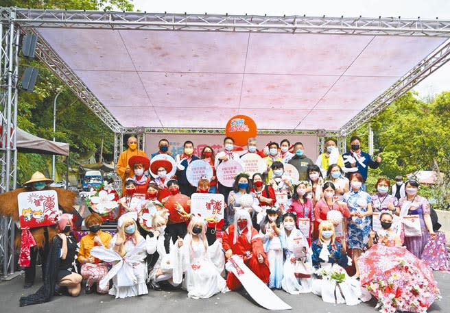 新北市客家桐花祭推出8條路線56梯次小旅行，昨日在土城承天禪寺揭開序幕，現場也吸引不少Cosplay愛好者參與。（蔡雯如攝）