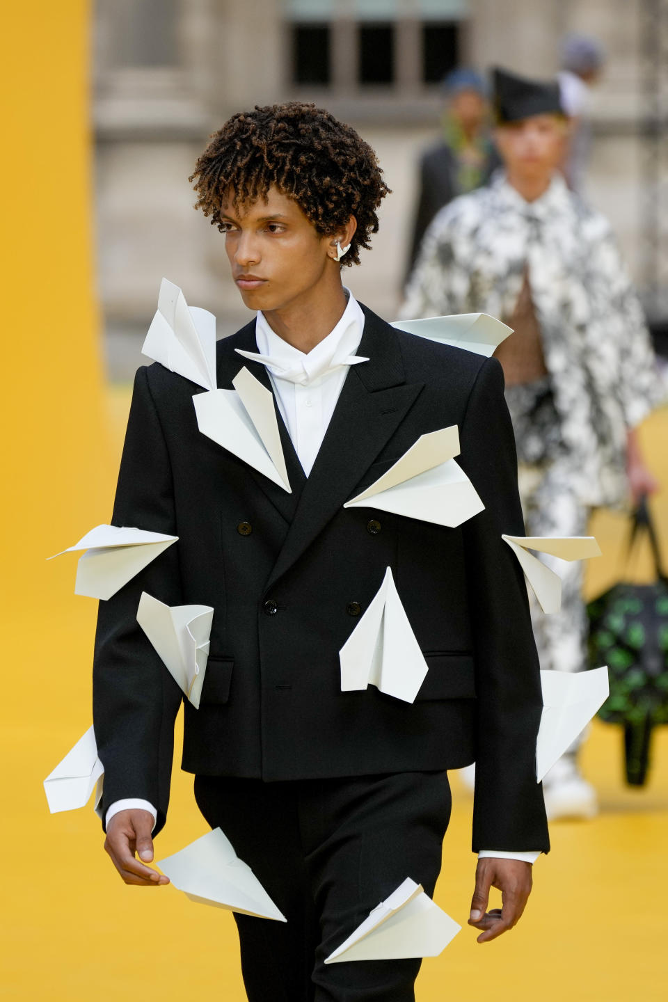 Modelos presentan la colección primavera-verano 2023 de Louis Vuitton en París, el jueves 23 de junio de 2022. (Foto AP/Francois Mori)