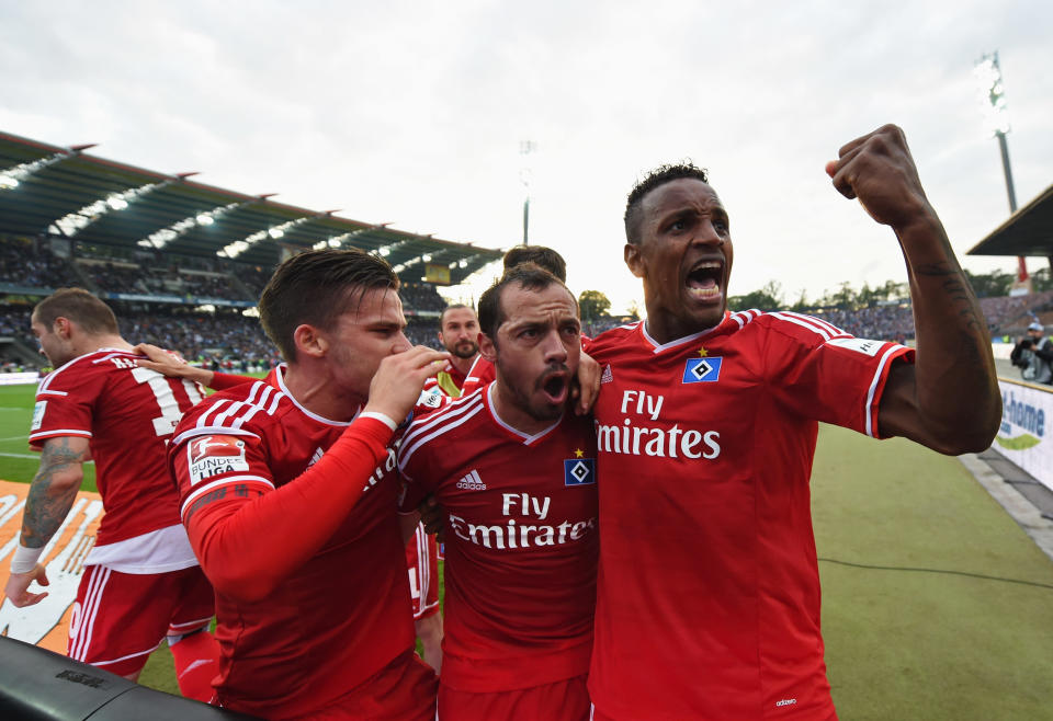 Schafft es der Bundesliga-Dino oder schafft er es nicht? Als wahrer Fußballkrimi erwies sich das Relegationsrückspiel des HSV gegen den KSC Ende Mai. 90 Minuten lang sah es ganz danach aus, als würde die legendäre Stadionuhr der Hanseaten nun zu ticken aufhören. Doch dann geschah das Wunder: Marcelo Diaz brachte den Traditionsverein mit seinem Freistoßtor in der ersten Minute der Nachspielzeit in die Verlängerung. In der 115. Minute erzielte schließlich Nicolai Müller das Siegtor. Einmal mehr bleibt der HSV in der Bundesliga.