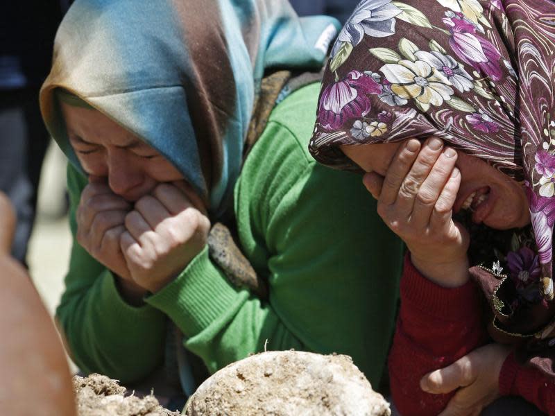 Verzweifelte Familien mussten die Leichen ihrer Angehörigen identifizieren. Foto: Tolga Bozoglu