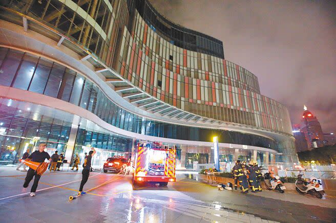 台北大巨蛋商場棟2樓空調機房5日深夜驚傳火警，警消獲報後立即派員前往搶救，迅速撲滅火勢。（杜宜諳攝）