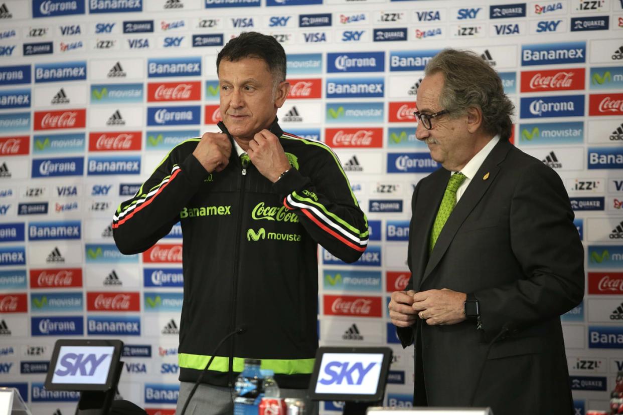 MÉXICO, D.F. Sports/Deportes-Soccer.- El colombiano Juan Carlos Osorio es presentado por Decio de María, presidente de la Femexfut, como nuevo técnico de la Selección Mexicana de Futbol, el miércoles 14 de octubre de 2015 en la Ciudad de México. Foto: Agencia EL UNIVERSAL/Luis Cortés/RML