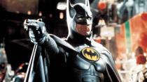 <ul><li>La <a href="https://www.fotogramas.es/noticias-cine/a35913641/batman-peliculas-orden-donde-verlas/" rel="nofollow noopener" target="_blank" data-ylk="slk:guía definitiva para ver en orden todas las películas de Batman" class="link ">guía definitiva para ver en orden todas las películas de Batman</a></li><li><a href="https://www.fotogramas.es/noticias-cine/a39835028/the-batman-2-robert-pattinson-fecha-estreno-sinopsis-reparto-trailer-imagenes/" rel="nofollow noopener" target="_blank" data-ylk="slk:Todo lo que sabemos de 'The Batman 2'" class="link ">Todo lo que sabemos de 'The Batman 2'</a>, la próxima entrega con Robert Pattinson</li><li><a href="https://www.fotogramas.es/noticias-cine/a38483187/batman-vuelve-motivos-para-verla/" rel="nofollow noopener" target="_blank" data-ylk="slk:¿Es 'Batman vuelve' una película navideña?" class="link ">¿Es 'Batman vuelve' una película navideña?</a></li></ul><hr><p><strong>Tim Burton ya había hecho 'Bitelchús', la primera 'Batman' y quizá su gran obra maestra, 'Eduardo Manostijeras', cuando Warner Bros. le propuso hacer la secuela del superhéroe de DC</strong>. Él en un principio no estaba muy a favor: su experiencia en la primera entrega no había sido perfecta, quería más control creativo y el guion que el estudio estaba desarrollando no le convencía.</p><p>Pero finalmente Burton decidió, por suerte para la historia del cine, embarcarse en 'Batman vuelve'. Eso sí, asegurándose un mayor control creativo, contratando al guionista Daniel Waters, cuya 'Escuela de jóvenes asesinos' le había encantado. A través de varias reescrituras, Burton y Waters dieron con una historia con cierto espíritu crítico en la que un empresario corrupto quería hacerse con el control de Gotham utilizando al Pingüino y a Catwoman. <strong>"Quería mostrar que los verdaderos villanos de nuestro mundo no van por ahí necesariamente disfrazados"</strong>, explicó el guionista. Tres décadas después y tras una presidencia de Donald Trump, el personaje de Max Shreck, interpretado por Christopher Walken, parece más realista que nunca.</p><p><strong>'Batman vuelve' se estrenó en los cines estadounidenses el 19 de junio de 1992. Su presupuesto era de unos 80 millones de dólares, y recaudó casi 267 en todo el mundo</strong>; un éxito comercial y de crítica que, sin embargo, no era exactamente lo que Warner Bros. quería en aquel momento. Por eso después pasaron la saga a las manos de Joel Schumacher, que dirigió dos películas quizá no tan redondas, pero desde luego muy memorables (para bien o para mal). Aquí van 10 curiosidades de 'Batman vuelve' para celebrar su legado.</p>