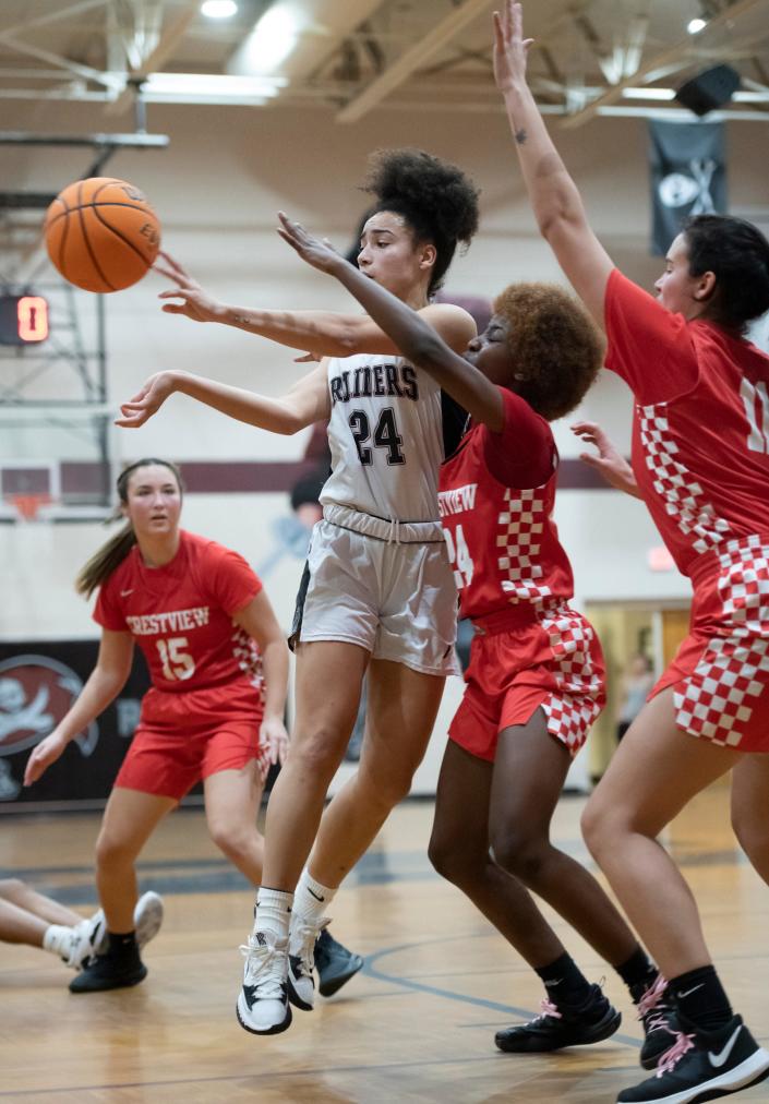 Rachel Leggett (24 ans) passe le bal lors du match de basket-ball des filles Crestview vs Navarre au lycée Navarre de Navarre le jeudi 16 décembre 2021.