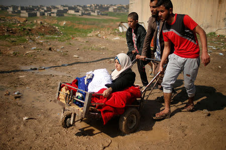 Displaced Iraqis flee their homes as Iraqi forces battle with Islamic State militants, in western Mosul, Iraq March 24, 2017. REUTERS/Suhaib Salem