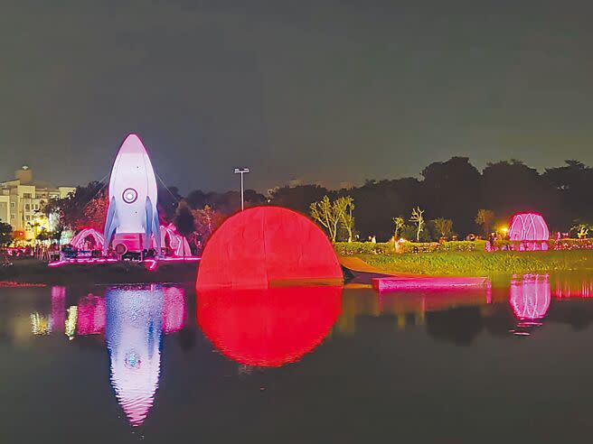 2023嘉義市光織影舞正在嘉義市北香湖公園展出，國慶連假來看展及消費，可參加2023購物節抽大獎。（廖素慧攝）