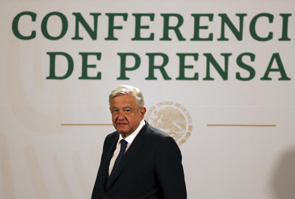 El presidente mexicano Andrés Manuel López Obrador llega a dar su conferencia de prensa matutina diaria en el Palacio Presidencial en Ciudad de México, el martes 20 de abril de 2021. (AP Foto/Fernando Llano)