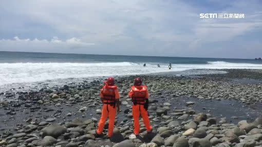 海警發布，仍有遊客在海上戲水。