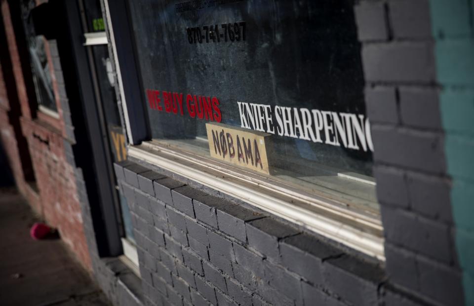 Gun and Barber shop in Harrison, AR. (Business is next to a Metaphysics shop). (Photo: Eric Thayer for Yahoo News)