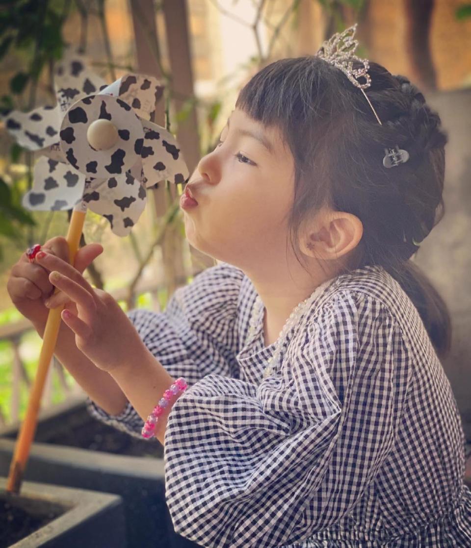 Bo妞4歲生日萌扮小公主。（圖／翻攝自賈靜雯臉書）