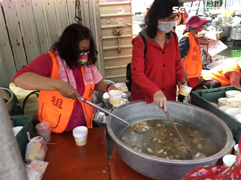 老闆娘楊樂觀（上圖）本身就開海產行，提供食材、召集大廚一起來發花枝羹。（圖／記者游舒婷攝影）