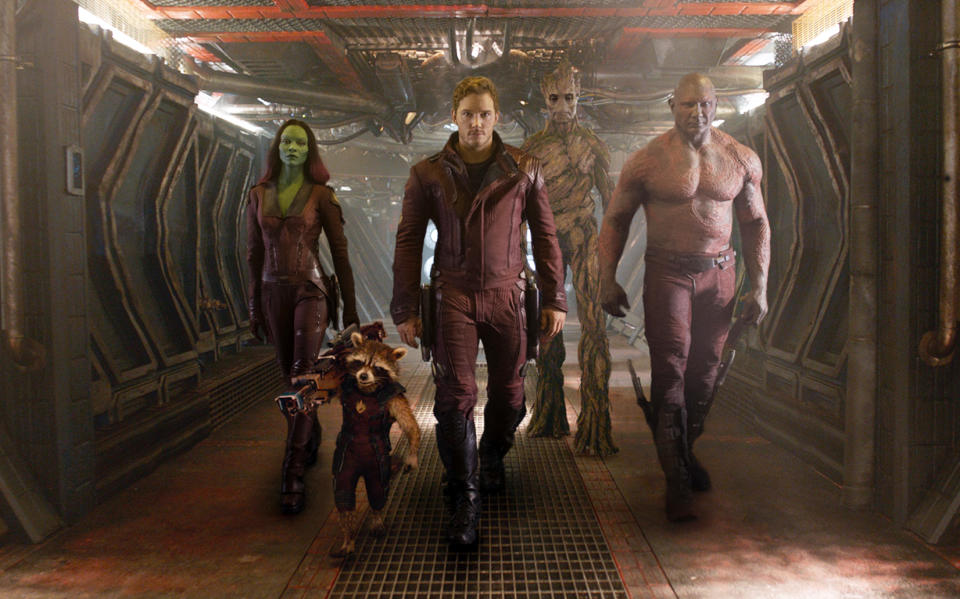 De izquierda a derecha Zoe Saldaña, el personaje deRocket Racoon, Chris Pratt, el personaje Groot y Dave Bautista en una escena de "Guardians Of The Galaxy" en una película proporcionada por Disney - Marvel. (Foto AP/Disney - Marvel)