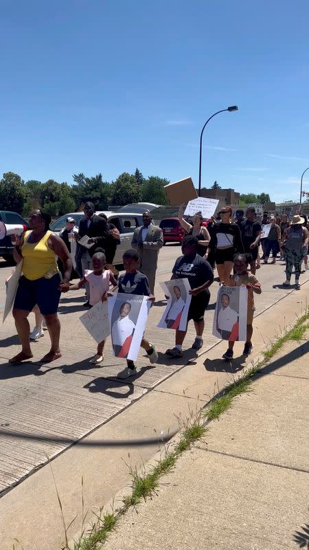 Foto del sábado tomada de redes sociales de manifestantes demandando justicia por la muerte de Jayland Walker en Akron, Ohio