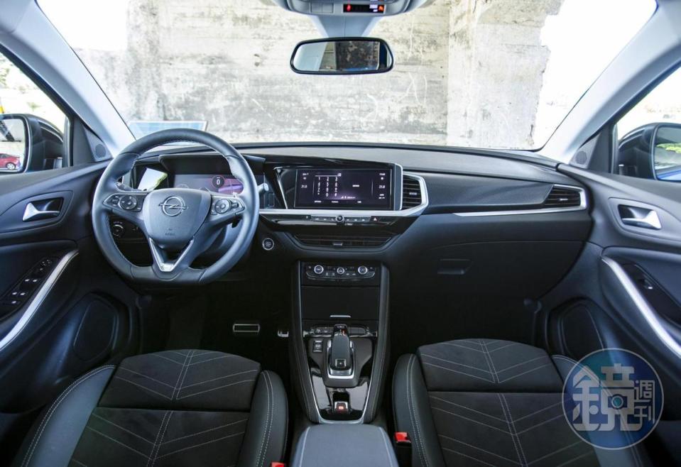  Grandland具備以人為本的駕駛導向座艙設計，其Detox極簡直覺減壓座艙與Pure Panel整合式數位儀表，讓駕駛能更專注於駕馭感受。
