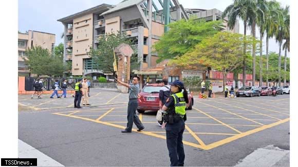 竹山警分局於竹山高中試場加強安全守望及宣導微型電動二輪車新制。(圖：竹山警分局提供)