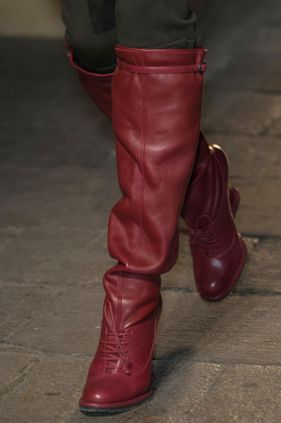 <p>A model walks the runway at Bottega Veneta’s fall 2017 show in Milan. (Photo: ImaxTree) </p>