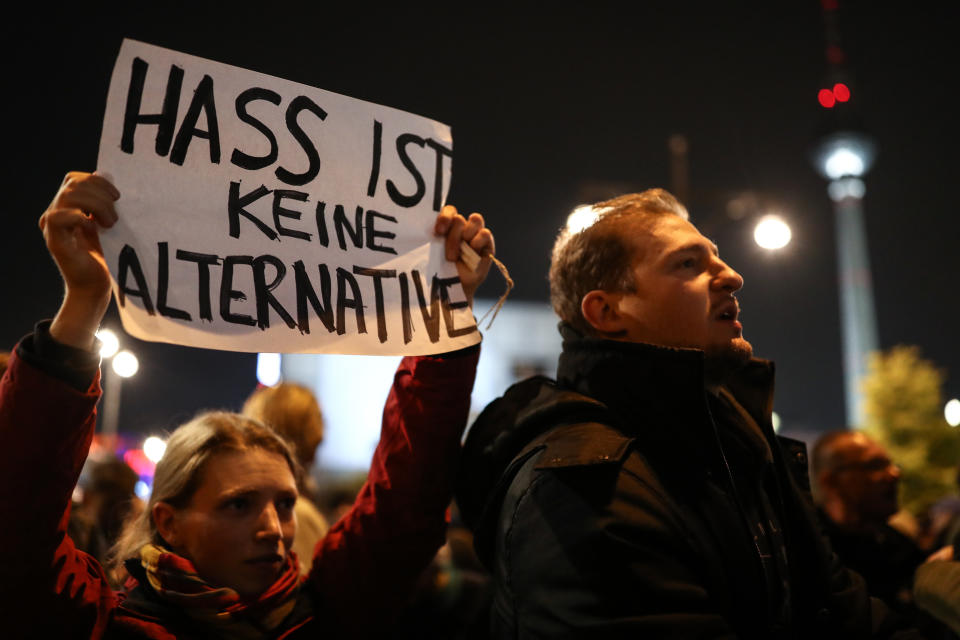 Demonstranten aus ganz Deutschland organisieren sich, um der AfD den Bundesparteitag zu vermiesen. (Bild: Getty Images)