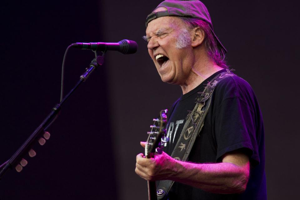 <p>Und noch ein musikalischer Erfinder: Alt-Rocker Neil Young ließ 1995 eine Steuerung von Modelleisenbahnen per Fernbedienung patentieren. Ein elektromagnetisches Feld sorgte für den unsichtbaren Antrieb. Erfunden hatte Young diese, um seinem Sohn, der unter Problemen mit der Feinmotorik litt, die Freude an dem Hobby zu ermöglichen. (Bild: Tristan Fewings/Getty Images)</p> 