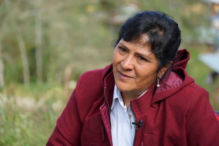 La futura primera dama de Perú, Lilia Paredes, de 48 años, habla en una entrevista afuera de su casa ubicada en el municipio de Chugur, Perú (AP Foto/Franklin Briceño)