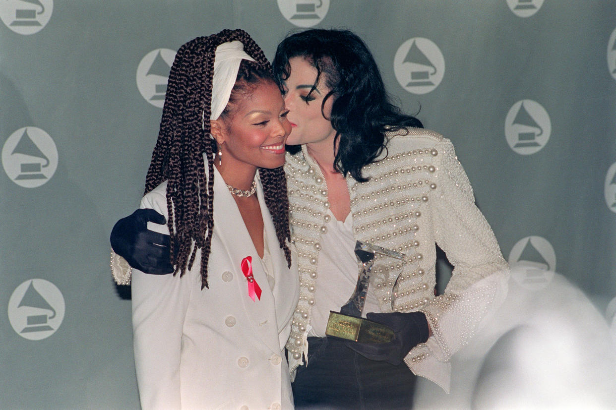 US pop star and entertainer Micheal Jackson kisses his sister Janet Jackson (L) after she presented him with the Grammy Legend Award at the 35th Annual Grammy Awards February 24,1993. Michael Jackson died on June 25, 2009 after suffering a cardiac arrest, sending shockwaves sweeping across the world and tributes pouring in on June 26 for the tortured music icon revered as the "King of Pop." AFP PHOTO/Scott FLYNN (Photo by SCOTT FLYNN / AFP)        (Photo credit should read SCOTT FLYNN/AFP/Getty Images)