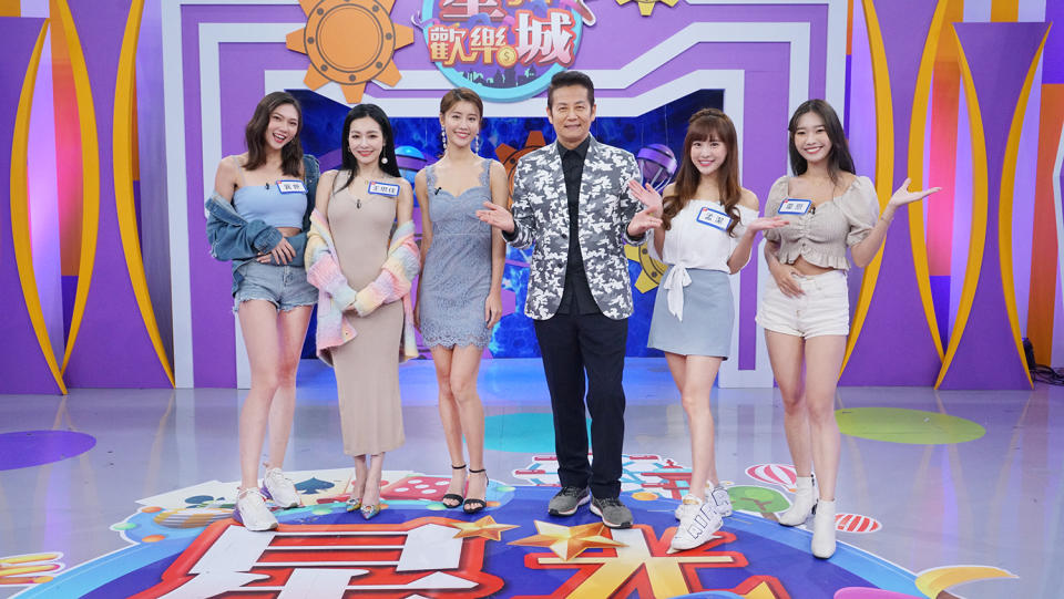 本集《星光歡樂城》大合照。左起：襄妍、王思佳、林真亦、徐乃麟、孟潔、韋恩。 圖：狼谷育樂台提供