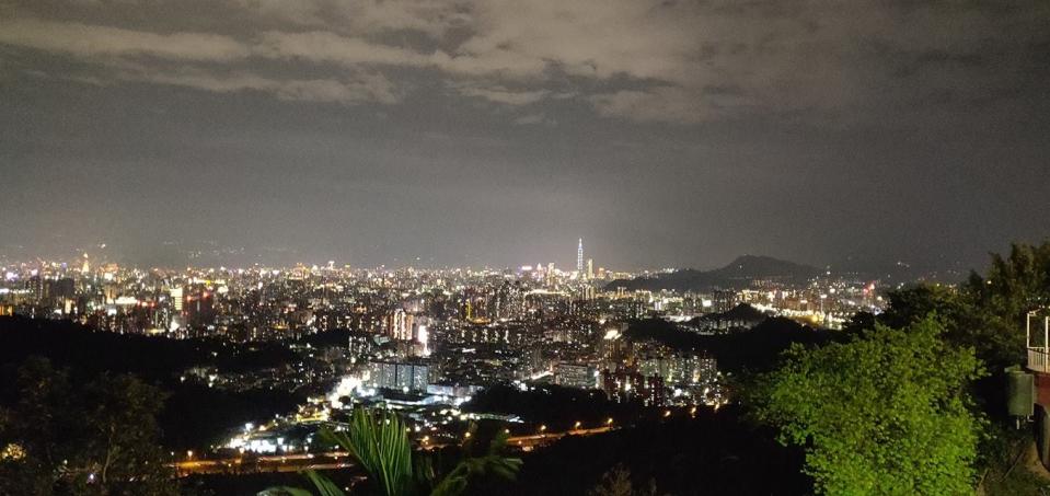 男網友曾和同事騎車上烘爐地看夜景。（圖／翻攝自烘爐地南山福德宮臉書）