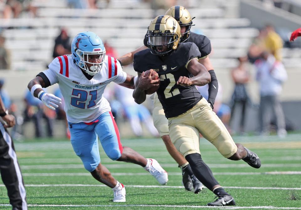 Army quarterback Larry Robinson (2) runs for a touchdown against Delaware State during the second half at Michie Stadium.
