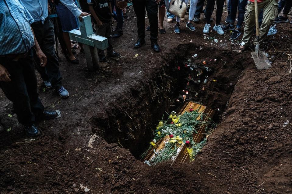 El entierro de un joven de 22 años que se presume era miembro de una pandilla el Cementerio Municipal de  Chapeltique, en San Miguel. Fue una de las cuatro personas asesinadas durante un enfrentamiento con agentes de operaciones especiales de la policía en un campamento en la selva (Tariq Zaidi)