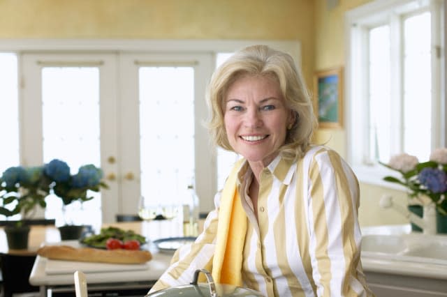 BXAR81 Senior Woman in Her Kitchen SeniorWomanKitchen; OptimismSmiling65-70; years70s; adultSenior; womanWhitesKitchen