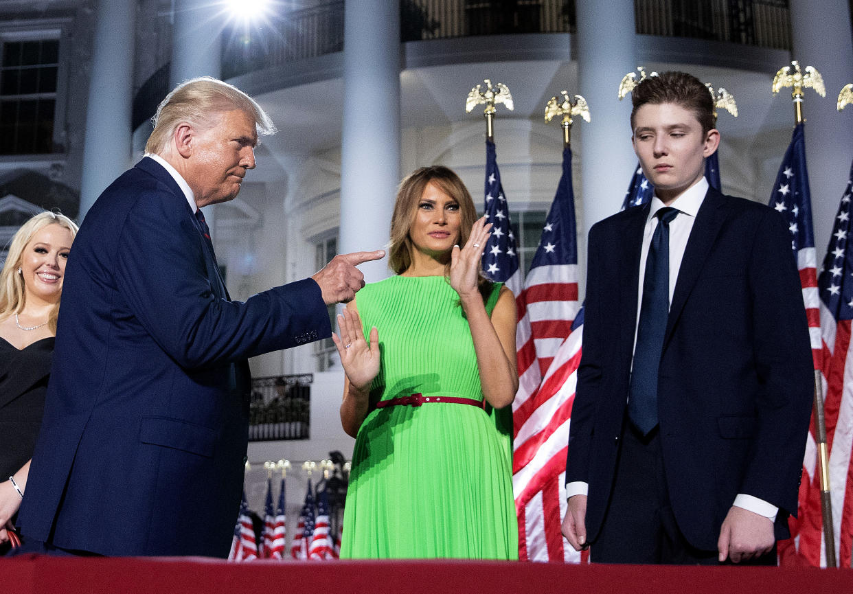 Donald Trump hebt den Zeigefinger in Richtung seiner Frau Melania Trump und seinem Sohn Barron Trump