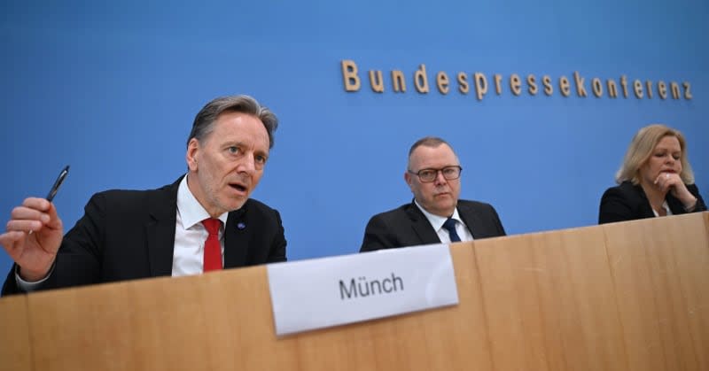 Nancy Faeser (R) Germany's Interior Minister, Michael Stuebgen (C), Chairman of the Conference of Interior Ministers, and Holger Muench, President of the Federal Criminal Police Office (BKA), present the Police Crime Statistics 2023 (PKS). Britta Pedersen/dpa