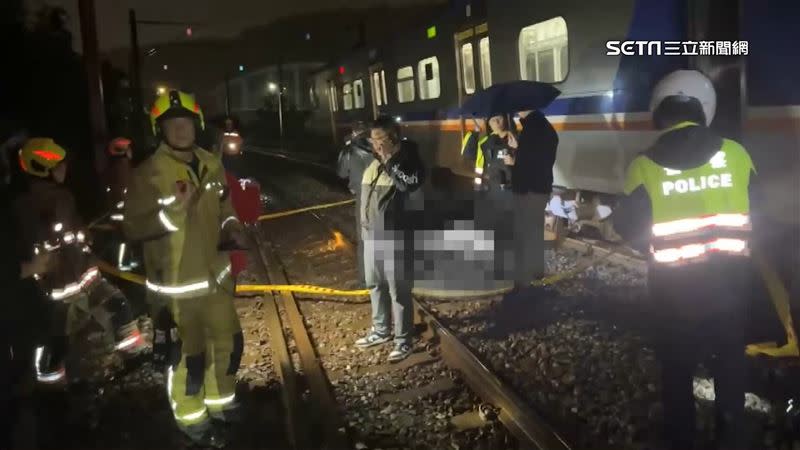 開車衝撞派出所的嫌犯，跳下平交道，遭火車迎面撞上，當場死亡。