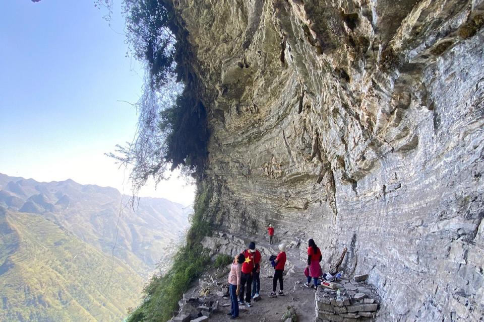 The cliff offers panoramic views of the popular Ma Pi Leng Pass  (Tourism Information Technology Center)