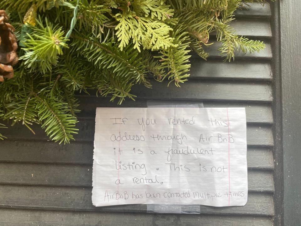 An image of the note Molly Flaherty posted on her front door.