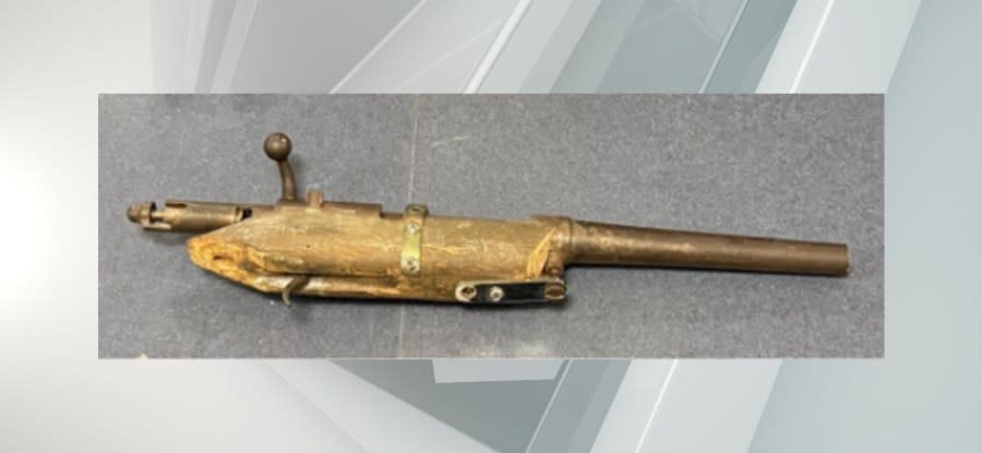 Picture of sawed-off shotgun that police recovered, photo via police