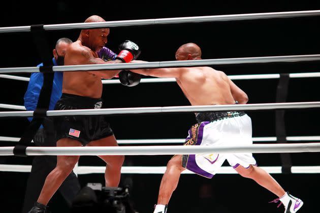 <p>Mike Tyson a réussi son retour sur le ring à 54 ans, malgré un nul concédé contre Roy Jones Jr, 51 ans, samedi à Los Angeles.</p>