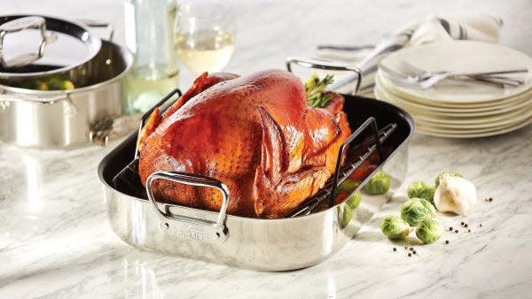 You'll love the easy-to-maneuver flat handles on this roasting pan.