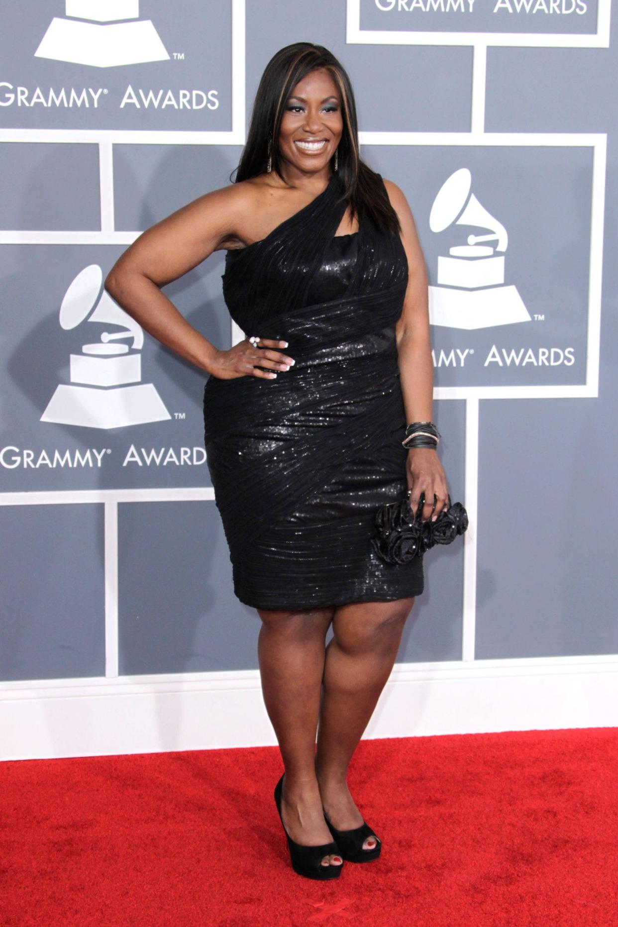 Mandisa posing on the Grammy red carpet