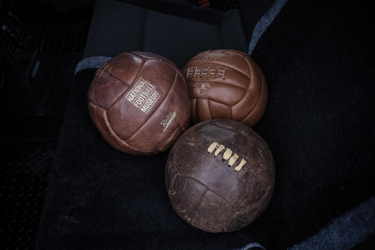 Un balón de fútbol antiguo y dos réplicas provenientes del Museo Nacional del Fútbol de Mánchester, el cual también tiene interés en el título de la “Cuna del Fútbol”, en Sheffield, Inglaterra, el 6 de febrero de 2024. (Mary Turner/The New York Times)
‌