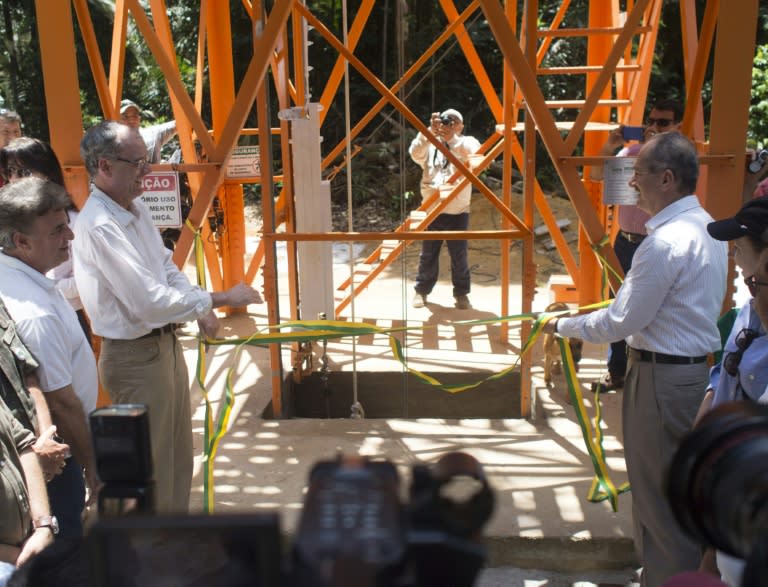 Brazil's Science, Technology and Innovation Minister Aldo Rebelo (R) and the counsellor minister of the German embassy in Brazil, Claudius Fischbach, inaugurate the 325-metre-high Amazon Tall Tower Observatory (ATTO)