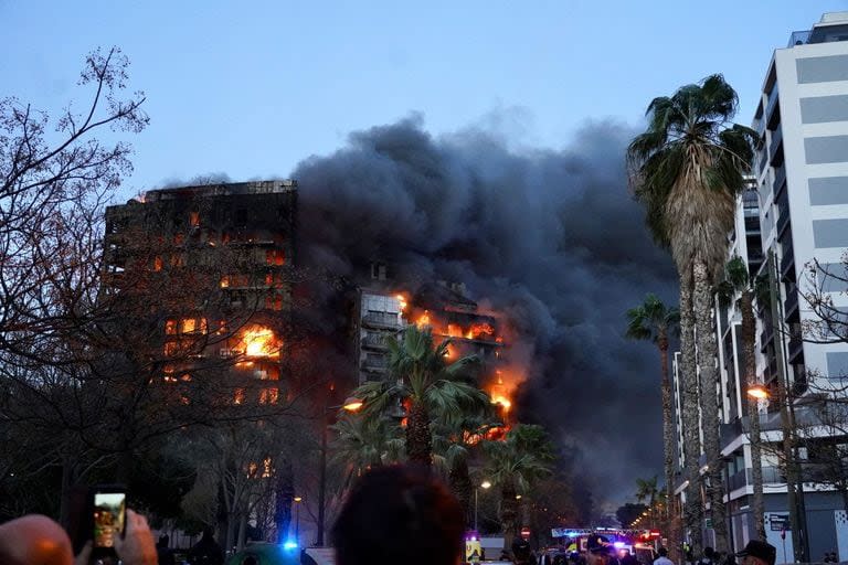 Las llamas devoran dos edificios en el barrio de Campanar, en Valencia, Comunidad Valenciana (España).