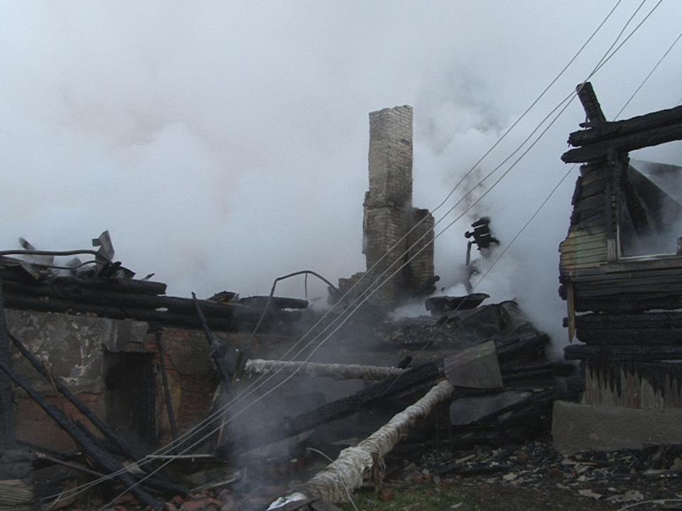 Smoke rises from a psychiatric hospital in the Novgorod region town of Luka in this September 13, 2013 picture provided by the Russian Emergencies Ministry. The fire raged through the Russian psychiatric hospital on Friday, killing at least one person and leaving dozens missing as police searched the surrounding area for survivors, emergency and law enforcement officials said. Photo taken with a video camera. (REUTERS/Russian Emergencies Ministry of Novgorod region/Handout via Reuters)